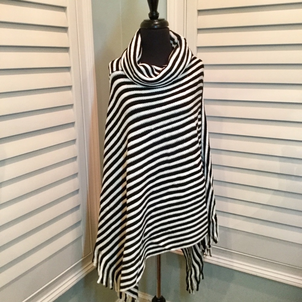 ✨One Left✨ Black & Cream Striped Fringe Poncho, OS - Picture 5 of 8